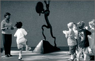 Image of a school group in front of the Hirshorn M